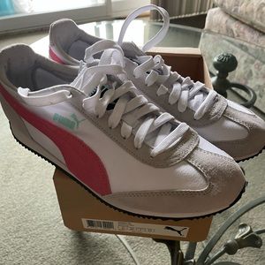 Ladies puma running shoes never worn